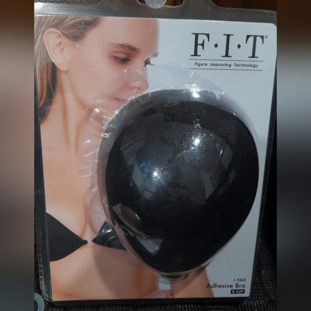 Fit adhesive bra
